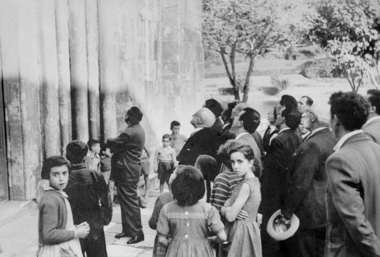 Fig. 3 Ángel del Castillo, con miembros de la Real Academia Provincial de Bellas Artes, ante la fachada principal de la iglesia de San Nicolás de Portomarín en la excursión realizada a dicha villa en 1955. Foto Blanco, Archivo Xosé Castro.