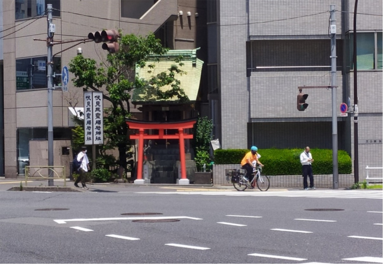 Tokyo, Minato-ku. Luogo sacro in corrispondenza di un incrocio stradale importante (Foto dell’autore, 2021)