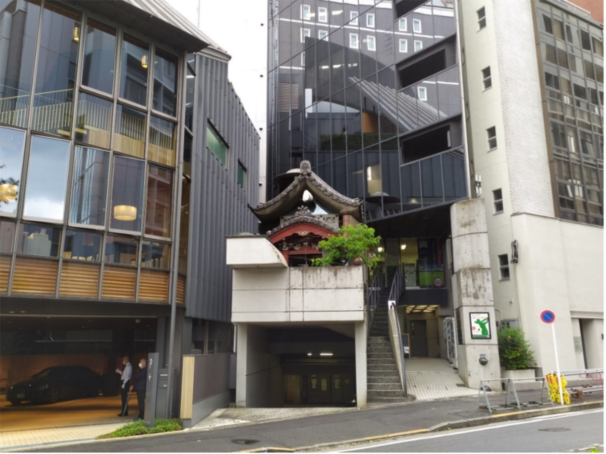 Tokyo, Minato-ku. Luogo sacro in corrispondenza di un parcheggio pubblico (Foto dell’autore, 2021)