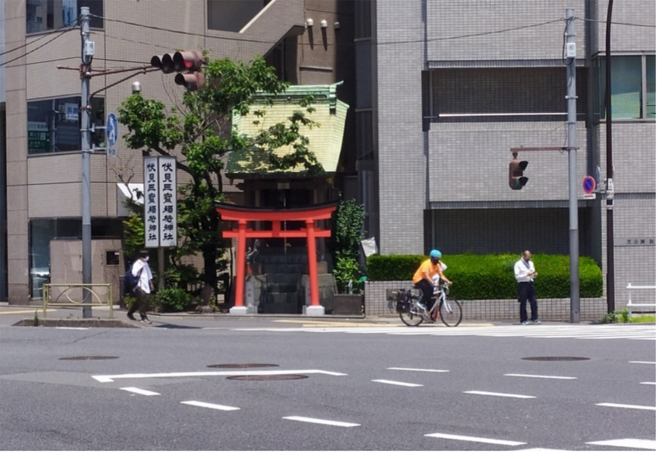 Tokyo, Minato-ku. Luogo sacro in corrispondenza di un incrocio stradale importante (Foto dell&rsquo;autore, 2021)
