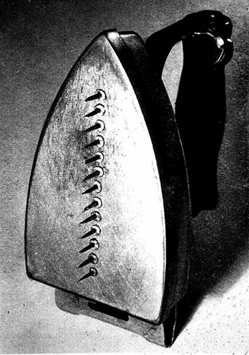 Fig. 2. Man Ray (Emmanuel Radnitzky). Cadeau, 1921