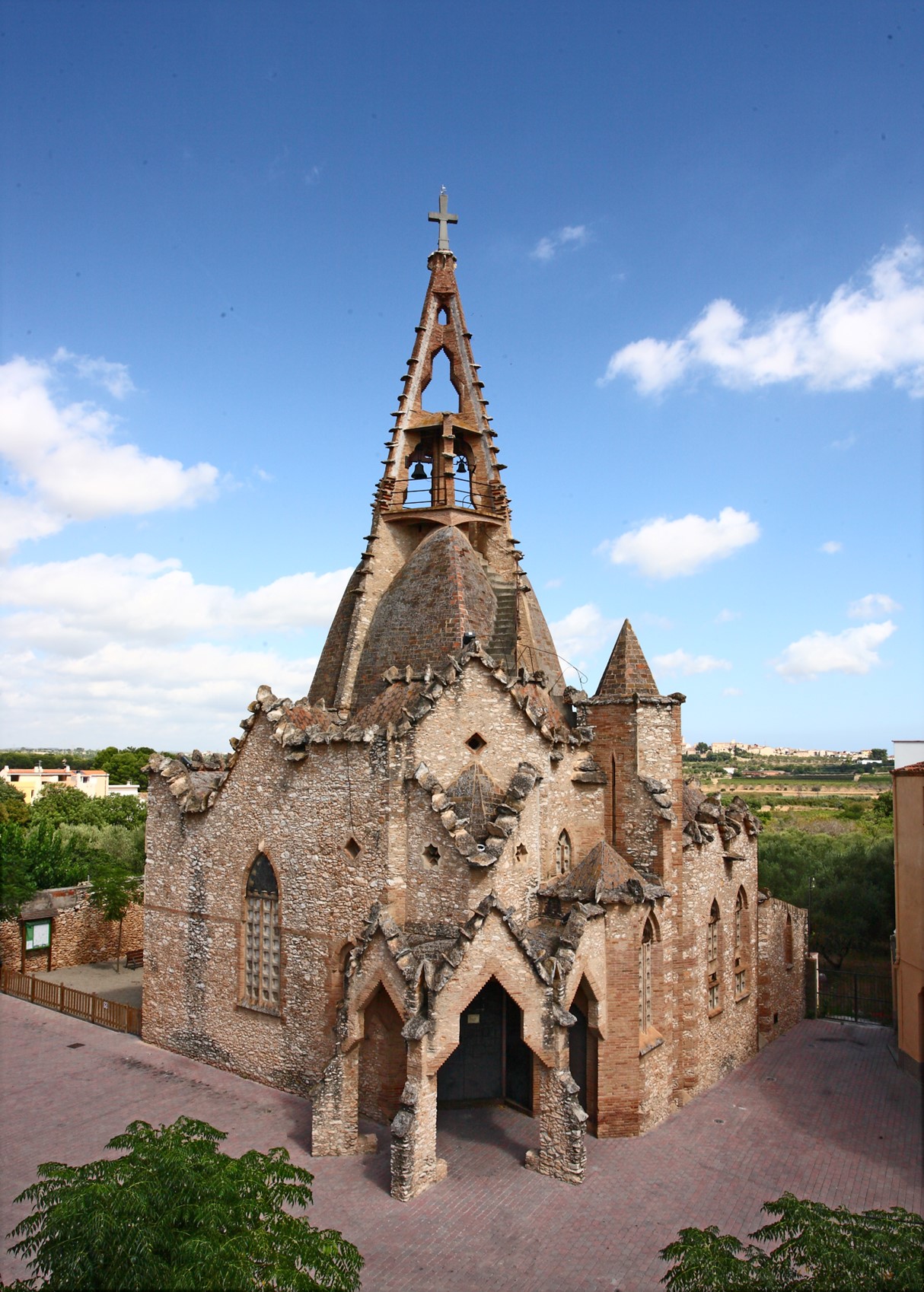 Fig. 6. Josep M. Jujol, Iglesia del Sagrado Corazón de Vistabella, 1917-1923. Camp de Tarragona