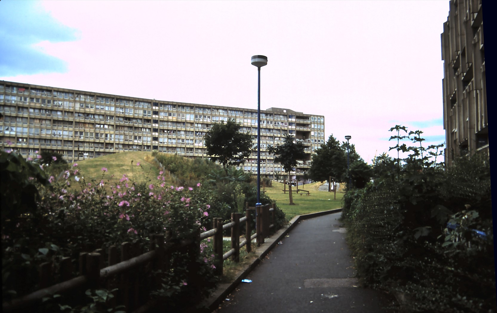 Fig. 8. Alison & Peter Smithson, Robin Hood Gardens. 1966-1972. Londres